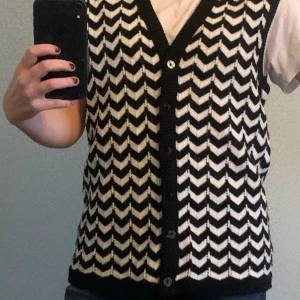 Stickad väst - Stickad väst med fint mönster! Står ingen storlek, men passar både S och M :)