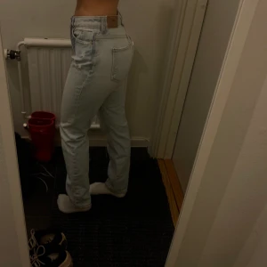 Så snygga zara jeans!  - Skitsnygga zara jeans som är slutsålda. Stlr 34 men passar nog både lite mindre och större beroende på hur man vill att dom ska sitta. Bra skick! Kan tänka mig gå ner i pris vid snabb affär så skriv! 