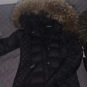 Rockandblue vinterjacka - Jacka säljes. Nypris 3500kr. Mitt pris är 1500. Pris går att diskutera. Storlek 36. Passar även storlek 38.