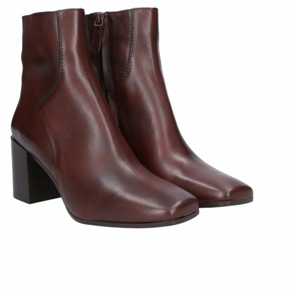 Eleganta och bekväma italienska läder boots  i storlek 36. De är helt oanvända. Original pris är 2600 sek.. Skor.