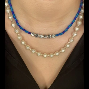 Pärlhalsband  - Hej, jag säljer handgjorda halsband i bra kvalite och för ett bra pis. Golfen halsband 120kr och vanliga pärlhalsband 99kr. Gratis frakt 🐷