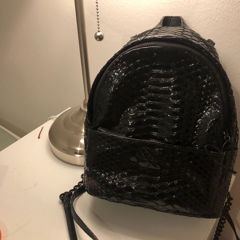 Säljer en felfritt svart Victorias Secret mini backpack. Rymmer en stor mobiltelefon, en plånbok samt en liten bok, (dessutom har en liten ficka som fungerar bäst för nycklar). Den är använd ett fåtal gånger, köpt för 1100kr. Kan skicka fler bilder. . Väskor.