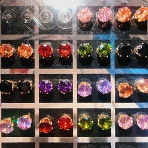 Örhängen - Super fina örhängen i olika färgade stenar och är rostfria. Helt nya, 19kr /par + frakt 11. Diameter: 0,7cm