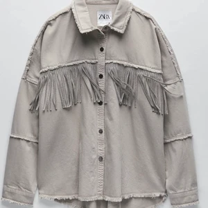 Zara jacka - Säljer denna skitsnygga zara jackan med fransar, använd fåtal gånger och är i nyskick. Säljer direkt för 200kr, pris kan diskuteras. Jackan är i storlek M. Nypris 559kr :) köparen står för frakten!