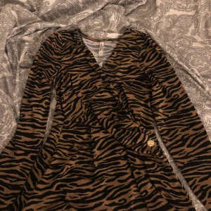 Blus  - Jätte fin blus ifrån Bubbleroom. Köpt för 449 kr. I storlek S. Aldrig använd, inte min stil <3