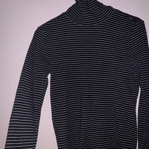 Polotröja - Söt polotröja som inte längre kommer till användning. Fortfarande i gott skick! (Passar även S & M)