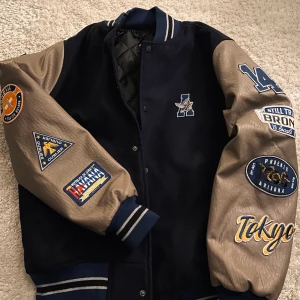 Asfet varsityjacka! 🖤 - Intressekoll på den här riktigt snygga varsityjackan! Lägg era bud i kommentarsfältet och skriv privat så får jag se om jag vill sälja - bud börjar på 500kr och höjs med 50kr i taget! 🖤 Jackan är i väldigt fint skick!