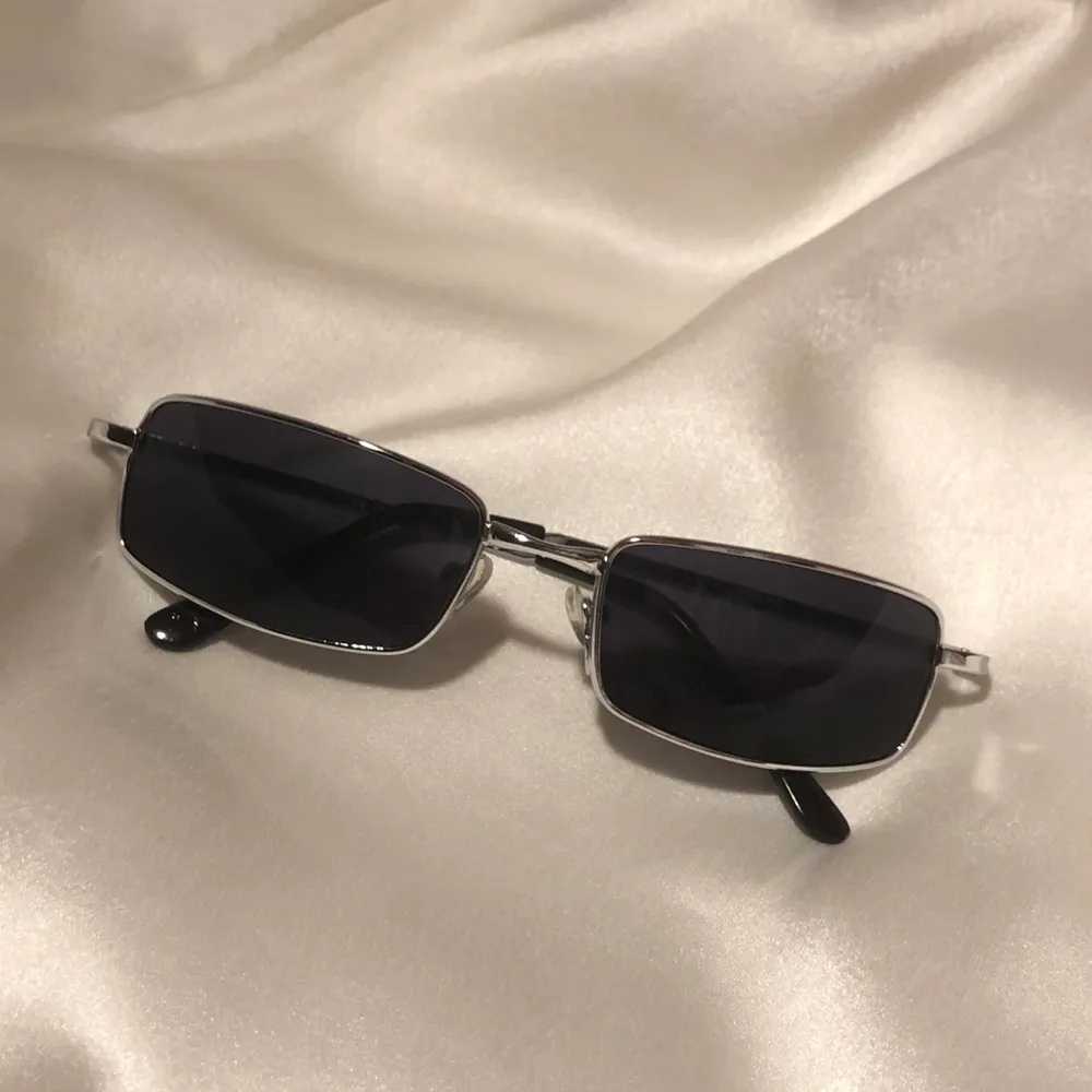 Dessa finfina solbrillor kommer inte till användning så nu ska de hitta ett nytt hem🤠 Trendiga och i prima kvalitet!. Accessoarer.