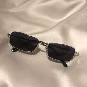 Dessa finfina solbrillor kommer inte till användning så nu ska de hitta ett nytt hem🤠 Trendiga och i prima kvalitet!