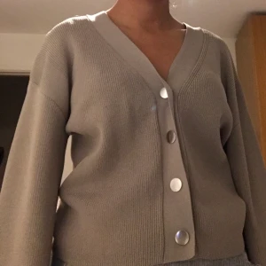 Hm trend tröja  - En fin hm trend cardigan/tröja! Storlek XS och passar både en XS/S! Använd vid ett tillfälle så den är som ny! 