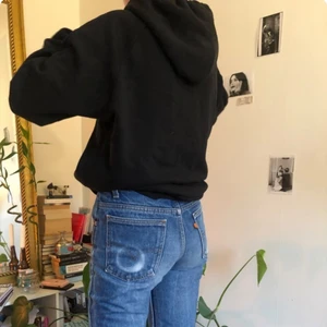 Svart hoodie  - Svart hoodie med dödskalle på, inte för liten men inte så oversize, skön basic hoodie ba;))