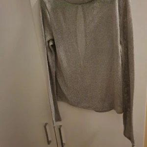 Top - storlek s, står inte för frakten och djur finns i hemmet ute på fler sidor