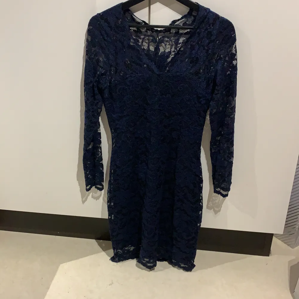 Superfin spetsklänning i färgen marinblå! Använd 2 ggr & är i storlek S, säljer Pga att den tyvärr är förliten🦋✨🌸 Sitter tight och framhäver fina kurvor🥰. Klänningar.