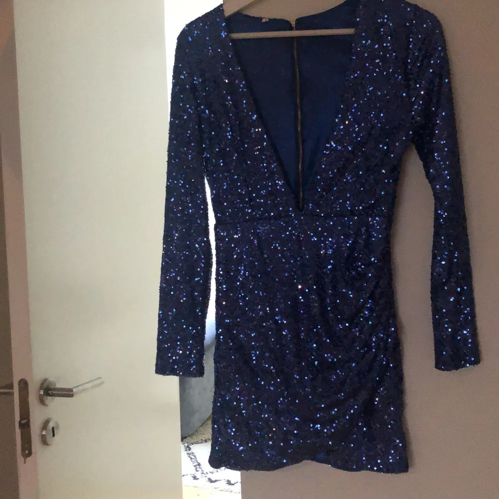 Blå glitter klänning o storlek S nypris 699 kr mitt pris 150 kr. Klänning i blå   . Klänningar.
