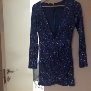 Blå glitter klänning o storlek S nypris 699 kr mitt pris 150 kr. Klänning i blå   