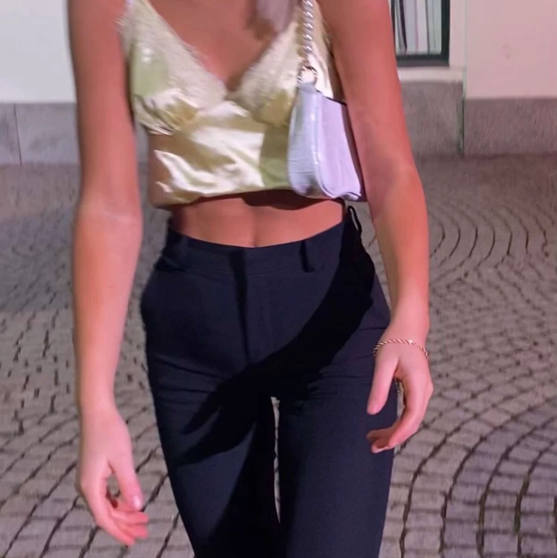 Vit väska med avtagbara band