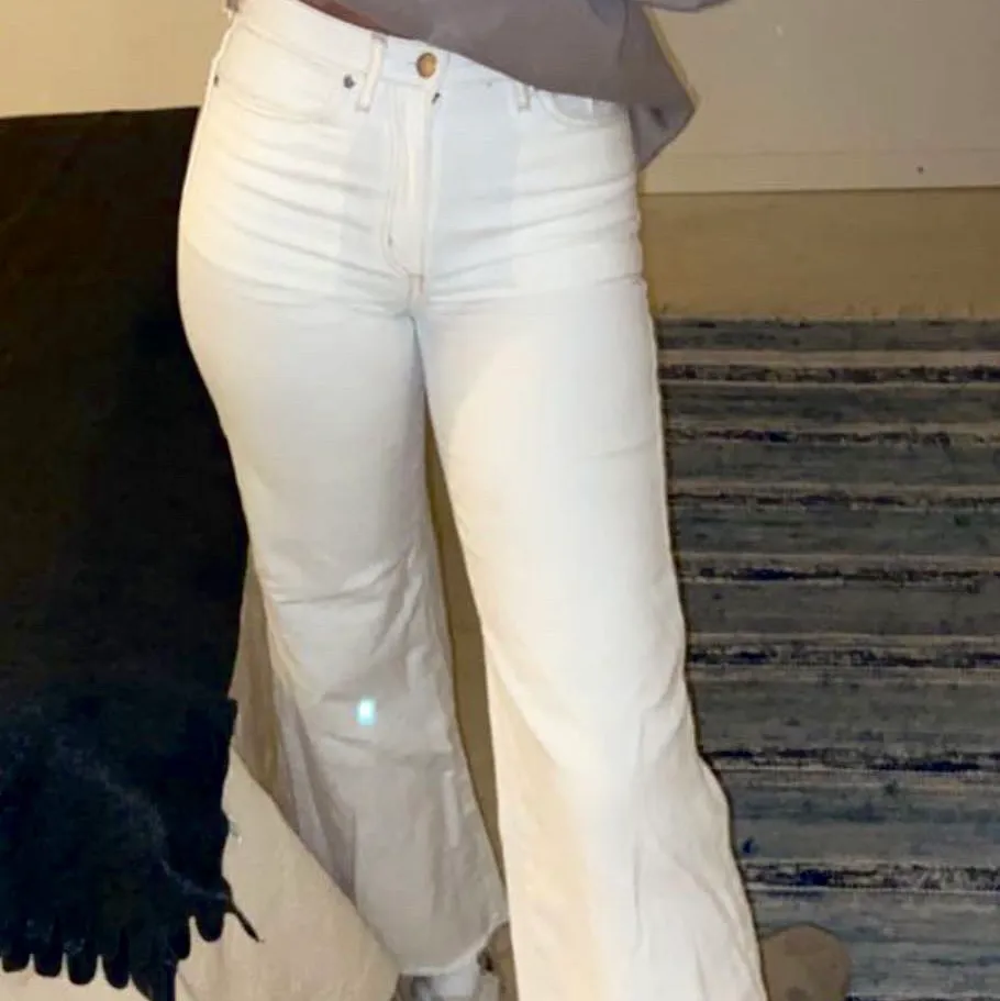 Snygga vita jeans med modellen Wide leg. Storlek 34/XS/S. Köpta från H&M. . Jeans & Byxor.