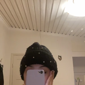 Söt mössa  - Mössa men pärlor på, varm skön kliar inte 