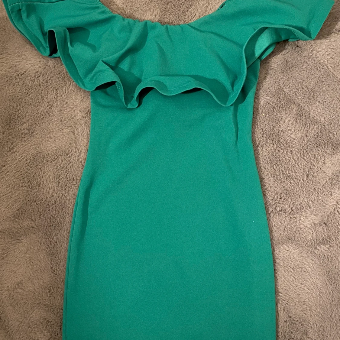 Svart och grön offshoulder klänning - 91