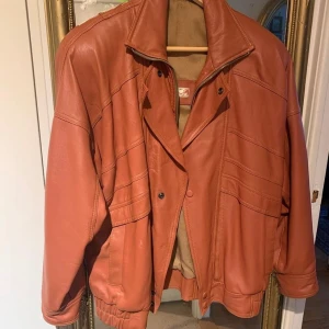 Vintage skinnjacka  - Strl s, i herr. Så funkar till M. Strl 40 