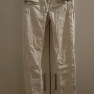 Byxor - storlek 27 sparsamt använda står inte för frakten djur finns i hemmet ute på fler sidor