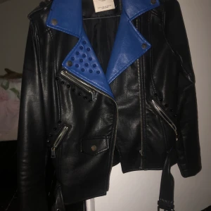 Skinnjacka  - Skinnjacka från Mango, skit cool fått många komplingar för den. Den är i bra skick, kan gå ner i pris vid snabb affär