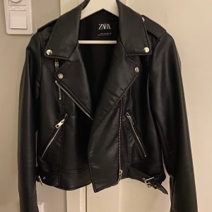 Zara skinnjacka  - Säljer min skinnjacka som är nästan helt oanvänd. Jag har den i storlek M men skulle säga att den sitter som S på. Köpare står för frakt