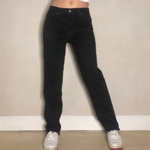 Levis svarta - Najsiga lite stretchiga Levi’s! Personen på bilden är 170cm och bär storlek 33/34, midjemått: 86cm innerbenslängd: 76cm🥰