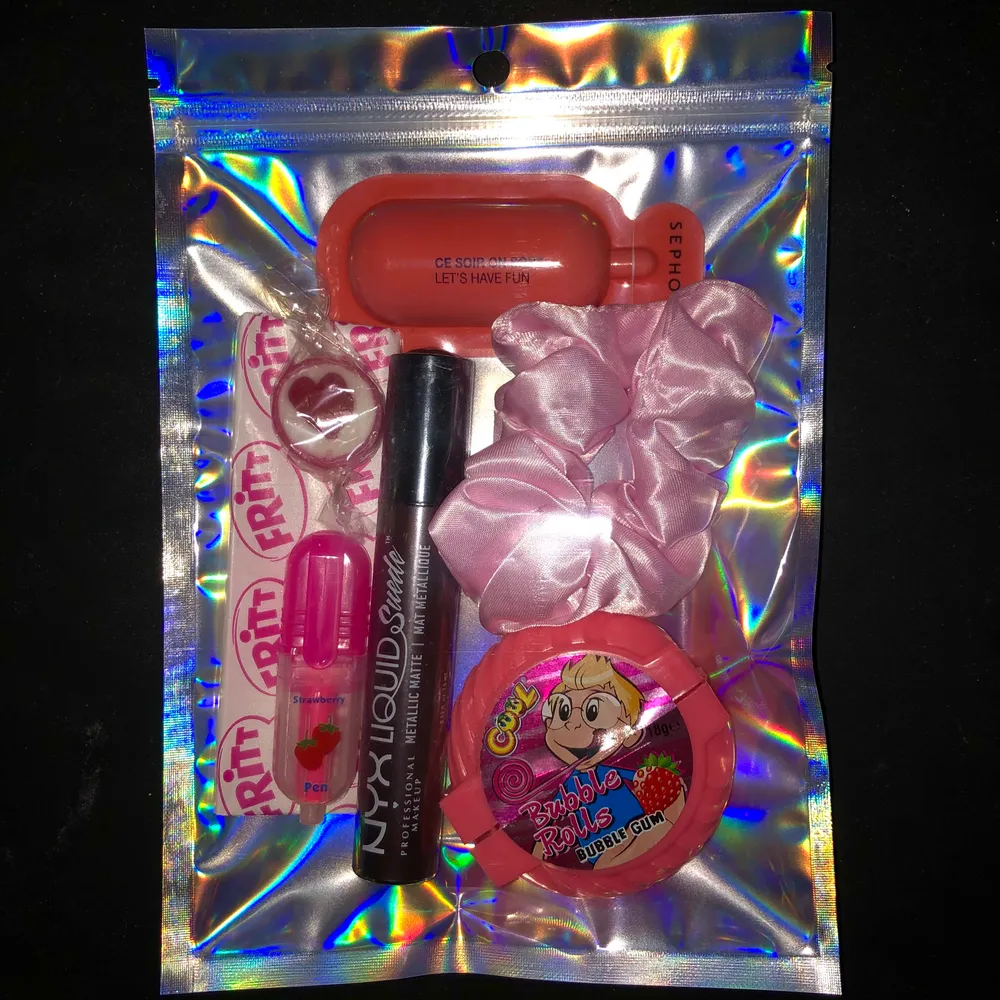 En stor presentpåse som innehåller nyx lipgloss, tuggummi rulle, scrunchie, highlighter, showergel och glitter🥺💕 99kr plus frakt💖 perfekt som present. Accessoarer.