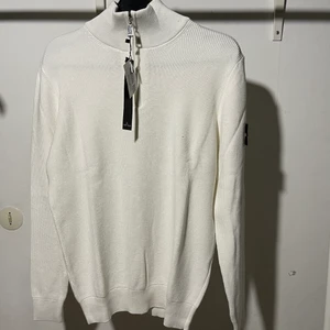 vit stone island tröja  - vit stone island helt ny och har 2 av dem i storlek xl och L 