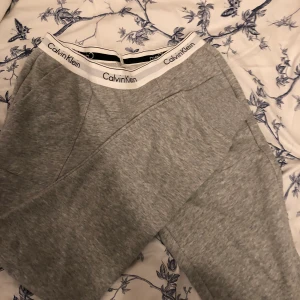 Calvin Klein mjukisbyxor  - Jag säljer mina mysa Calvin Klein mjukisbyxor, de är mysa men tyvärr så kommer de inte till användning de är nästan aldrig använda 