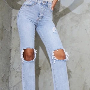 JEANS SLITNA PLT - Jeansen är från Prettylittletings och är skit snygga men passar tyvärr inte mig. Det är storlek 8 / 36         Helt Oanvända, med prislapp kvar 