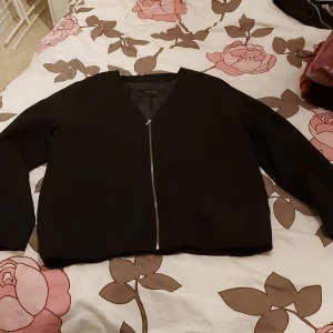 Svart bomberjacka från Zara - Helt nytt. Oöppnade fickor. Superfint.