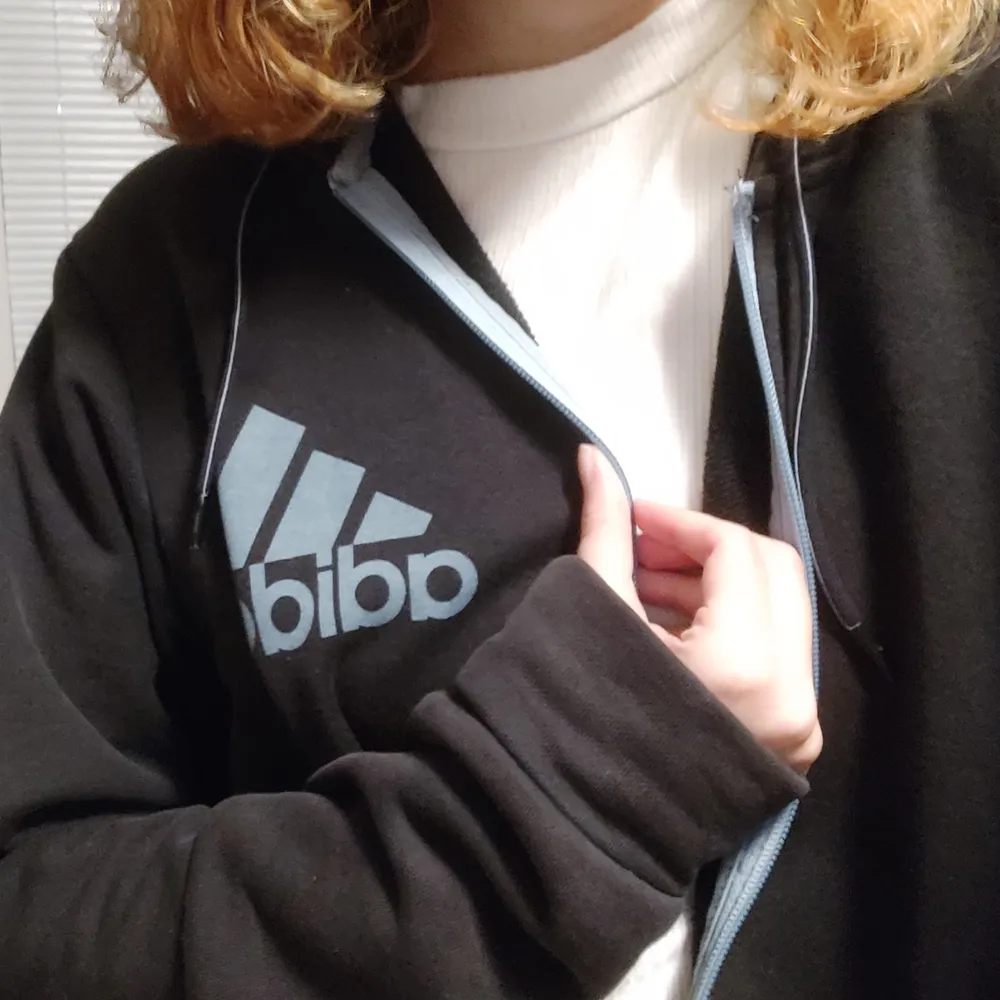 Adidas svart hoodie, inte säker på vilken storlek det är men jag skulle gissa att det är storlek M. Väldigt fin och mysigt! budgivning om fler är intresserad!! Köparen betalar frakt på 63kr!! . Hoodies.