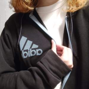 Adidas svart hoodie, inte säker på vilken storlek det är men jag skulle gissa att det är storlek M. Väldigt fin och mysigt! budgivning om fler är intresserad!! Köparen betalar frakt på 63kr!! 