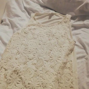 Tröja  - En jätte fin vit tröja men en jätte fin blom detalj. 