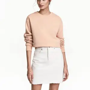 Jeans kjol i vit färg, säljer samma modell fast i denim också i samma storlek o pris. Passar xs/s  i nytt skick båda två 