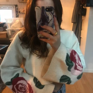 Tröja med fina blommor detaljer  - Så fin och skön går ihop till allt verkligen!   Köparen står för frakten .