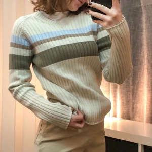 Krämigt vit stickad tröja med ränder - Thriftad superskön och fin tröja! I bra skick, nästan aldrig använd. Jag är storlek xs/s och denna sitter bra på mig (: 70kr +frakt. Pris kan diskuteras !