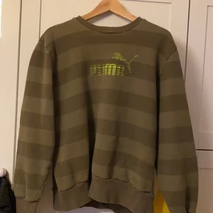 Puma sweatshirt - Riktigt snygg Puma sweatshirt i stl. L 💗  Säljer för att jag behöver pengarna