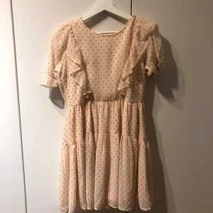 Klännin - Så söt men kan också vara riktigt ball med ett par svarta skinnskor!! Skriv för fler bilder