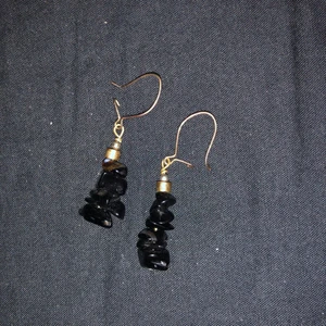 örhängen - söta örhängen med svarta stenar!