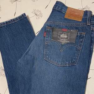 Säljer mina oanvända Levis Skinny 501. Supersnygga jeans som tyvärr inte kommer till användning. Dessa 501:or tillverkas inte längre. Köparen står för frakten 💛