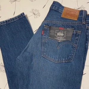 Levis 501 Straight Fit - Säljer mina oanvända Levis Skinny 501. Supersnygga jeans som tyvärr inte kommer till användning. Dessa 501:or tillverkas inte längre. Köparen står för frakten 💛
