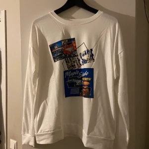 Vit Crewneck med grafisk design - Jätte fin Vit grafisk sweatshirt! KÖPAREN STÅR FÖR FRAKTEN :) 