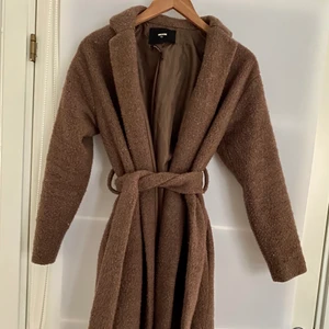 Brun kappa - Fin brun kappa från BikBok i ullmix, det är bara att fråga om du vill ha mer bilder!