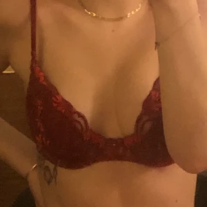 Bh - Snygg bh. Lite stor på mig som är en 65 D enligt twilfit. Tror den skulle sitta bättre på en 65 E.