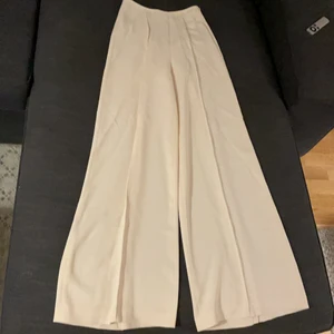 Vita vida byxor - Vita väldigt vida byxor från mango. Kan ej ta kort med dom på för dom passar ej längre. Frakt ingår