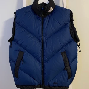 North Face ascent väst - Väldigt snygg vintage 90-tals Ascent väst, 600 dunfillning. Kvinno MEDIUM / Herr SMALL. Inga hål inga skavanker. Betalning sker via swish