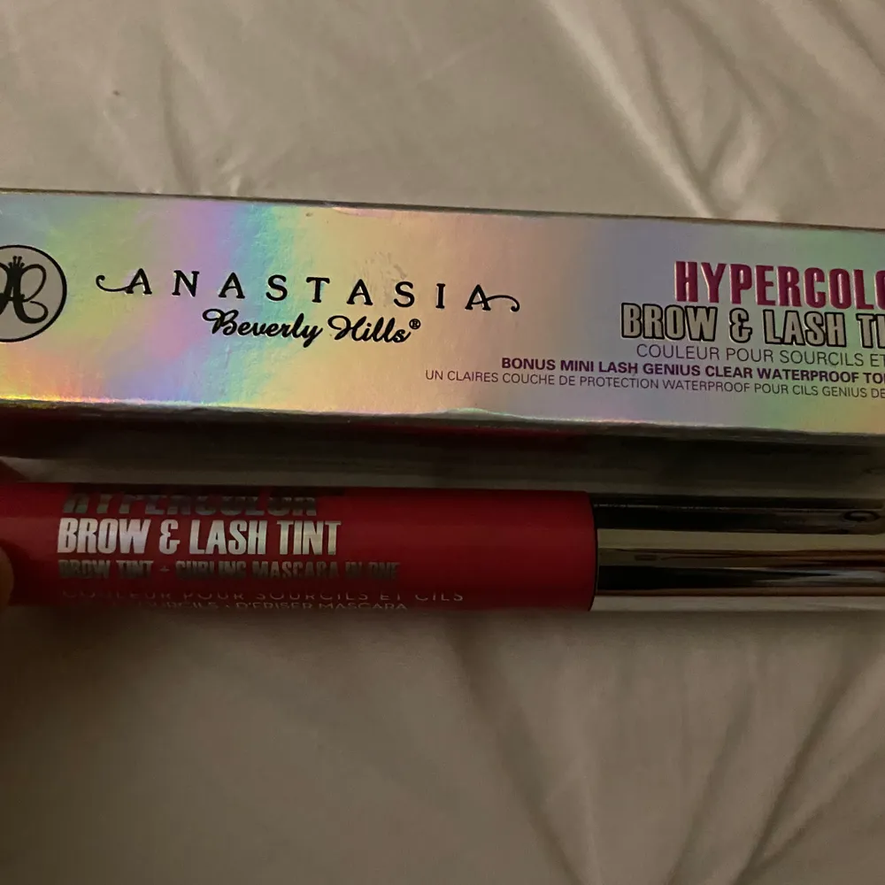 Ny brow & lash tint från Anastasia, färgen rosa. Supercool att använda som ex. mascara på kreativa fester 💗💗💗. Accessoarer.